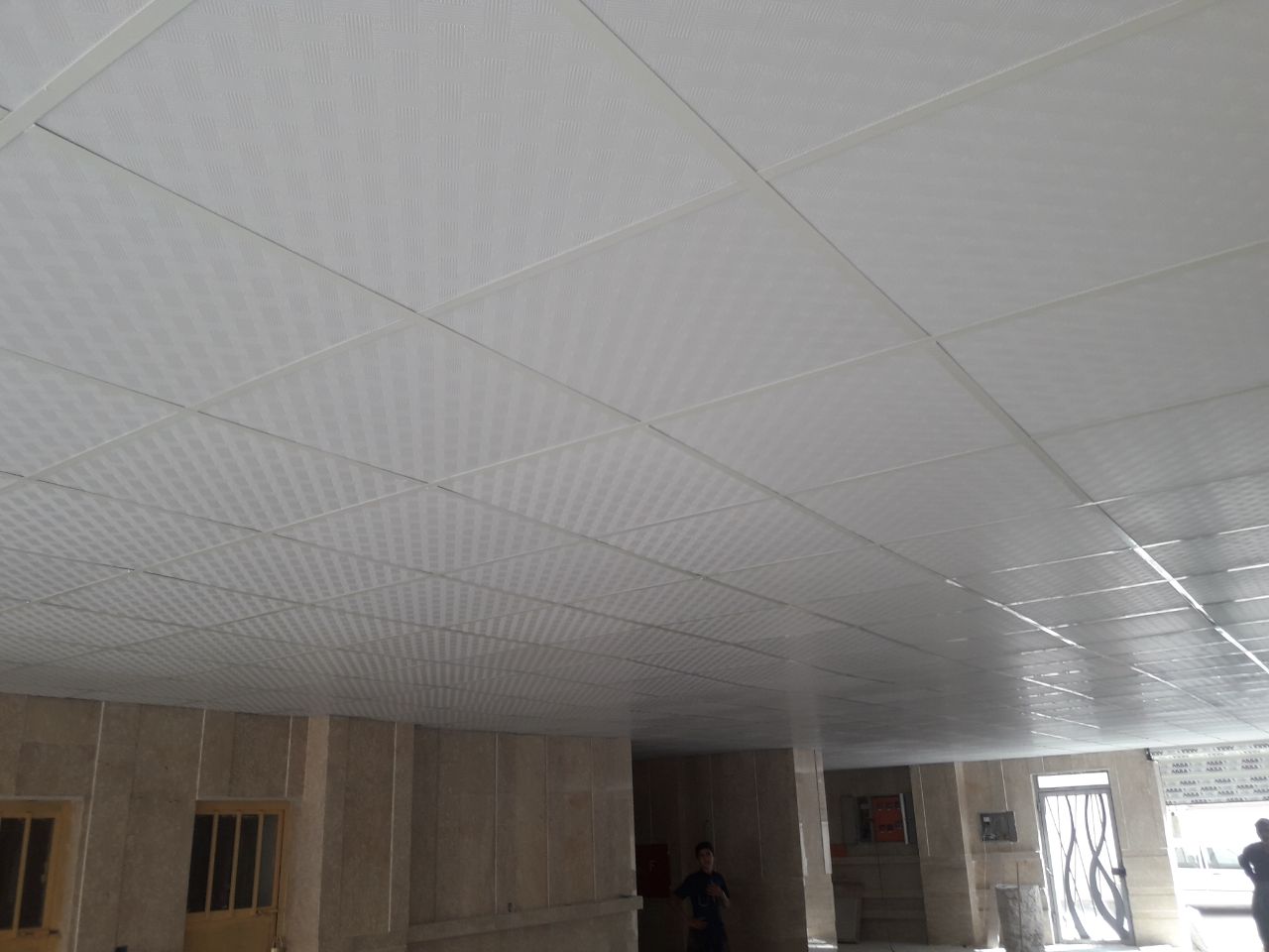 قیمت سقف گاذب تایل‌های گچی ای جی وی و سازه کلیک سفید رنگ