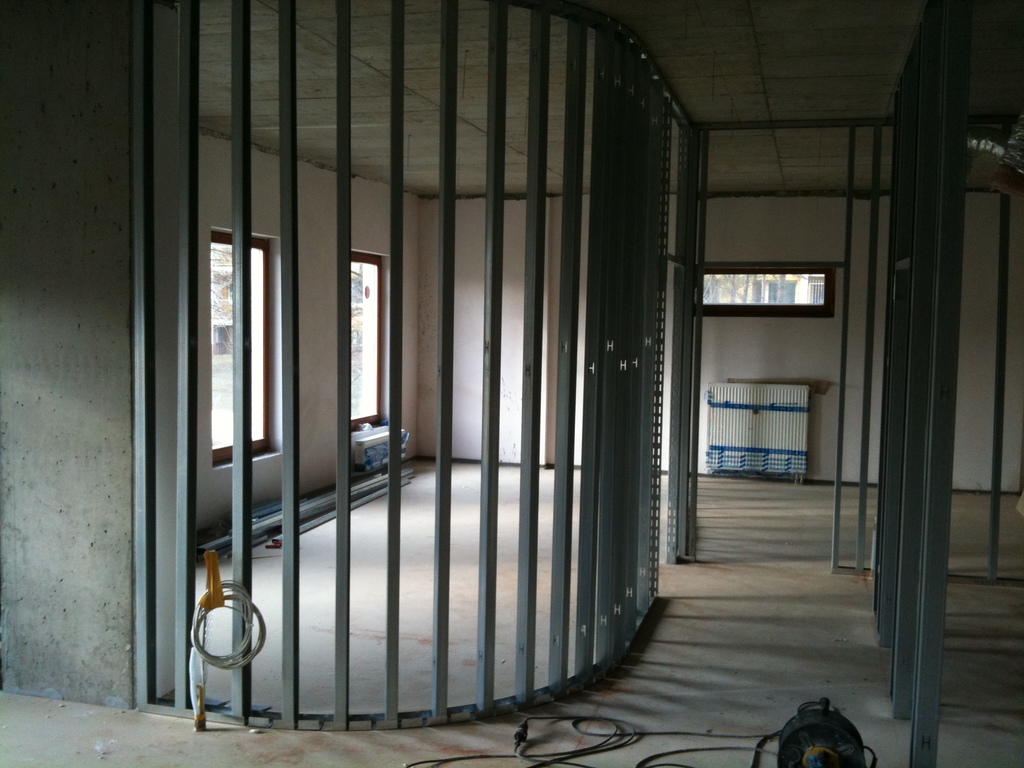 استانداردهای دیوار پیش‌ساخته AJV و رعایت کامل الزامات مقررات ملی و مبحث ۲۸۰۰ زلزله