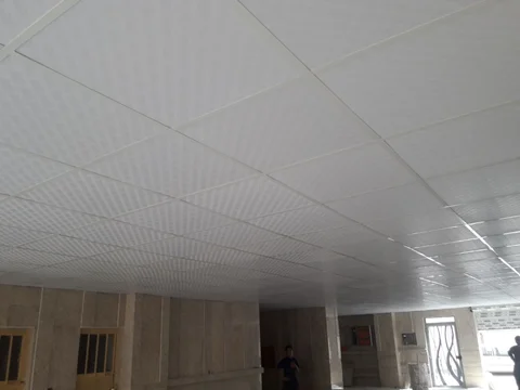 سقف کاذب تایل گچی پانچدار ای جی وی مناسب سقف تجاریها