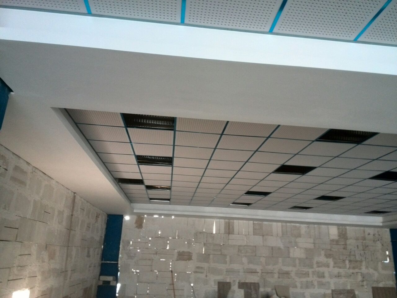 قیمت سقف کاذب تایل‌ پانچدارگرد نامنظم ای جی وی پر مصرف ترین