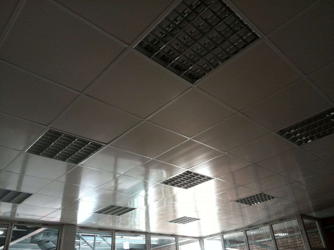 سقف کاذب تایل گچی ای جی وی طرح سفید چرمی چیست؟