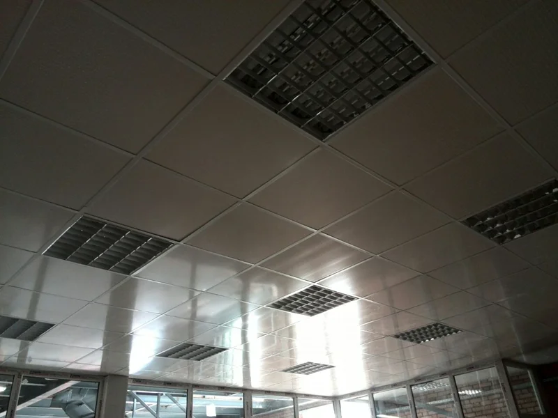 سقف کاذب تایل گچی ای جی وی طرح سفید چرمی چیست؟